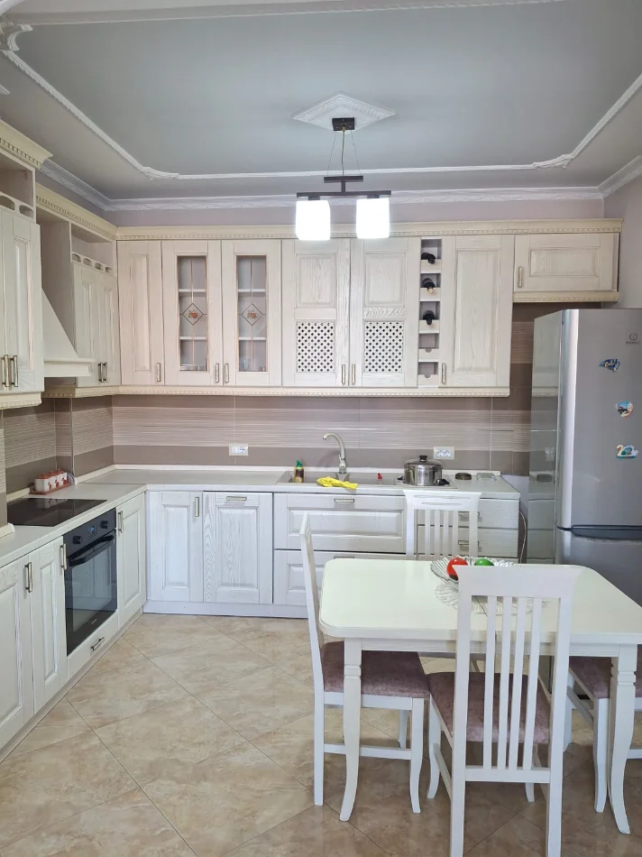 Tirane, jepet me qera apartament 2+1+Ballkon Kati 5, 100 m², 55,000 Leke (Ali Demi)