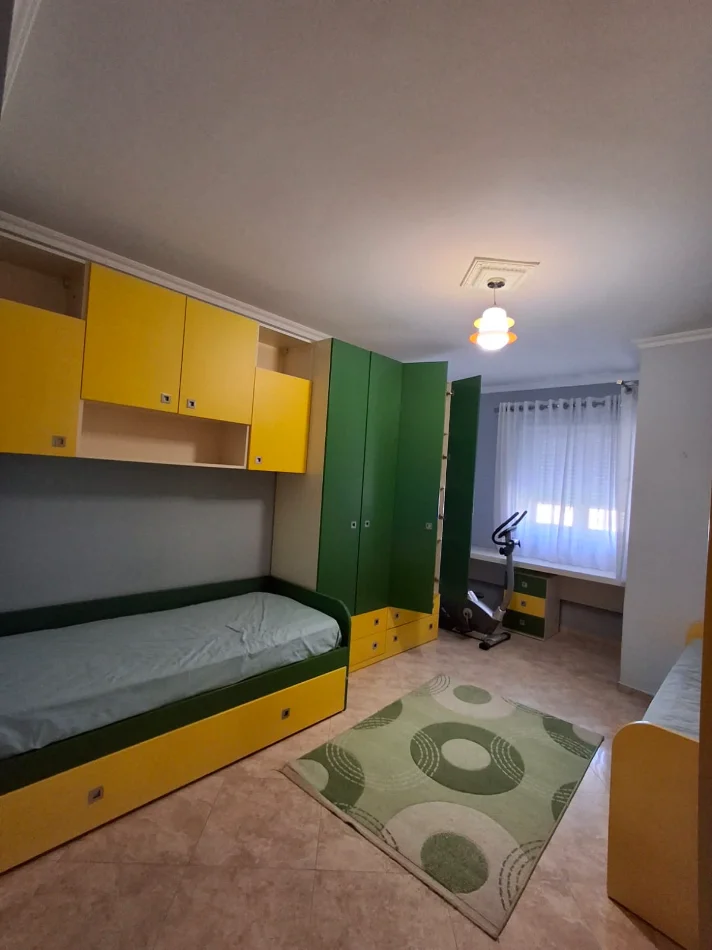 Tirane, jepet me qera apartament 2+1+Ballkon Kati 5, 100 m², 55,000 Leke (Ali Demi)