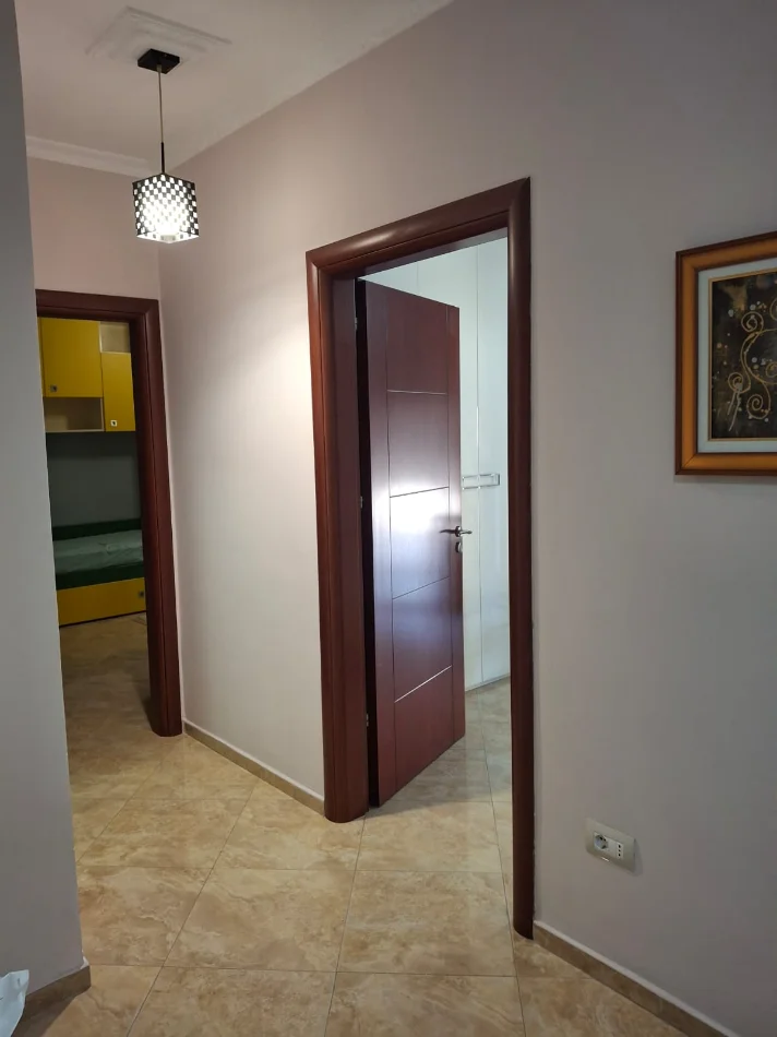 Tirane, jepet me qera apartament 2+1+Ballkon Kati 5, 100 m², 55,000 Leke (Ali Demi)