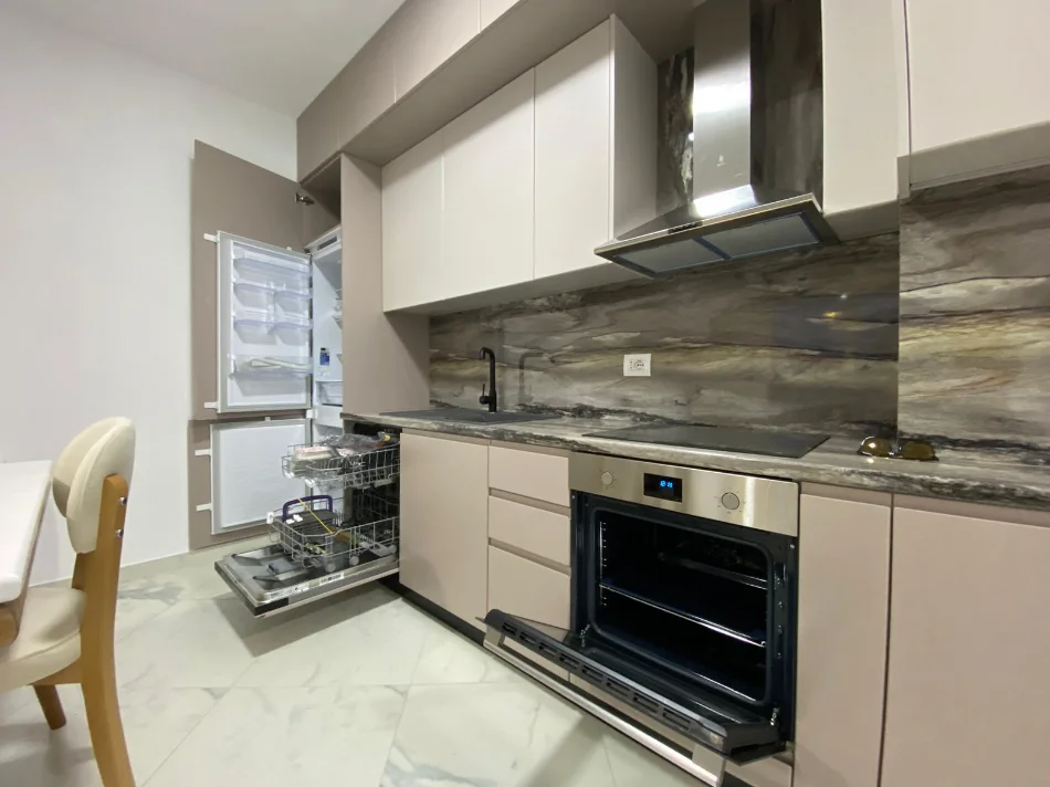 Tirane, jepet me qera apartament 1+1+Ballkon Kati 5, 60 m² 520 € (Rruga Don Bosko)