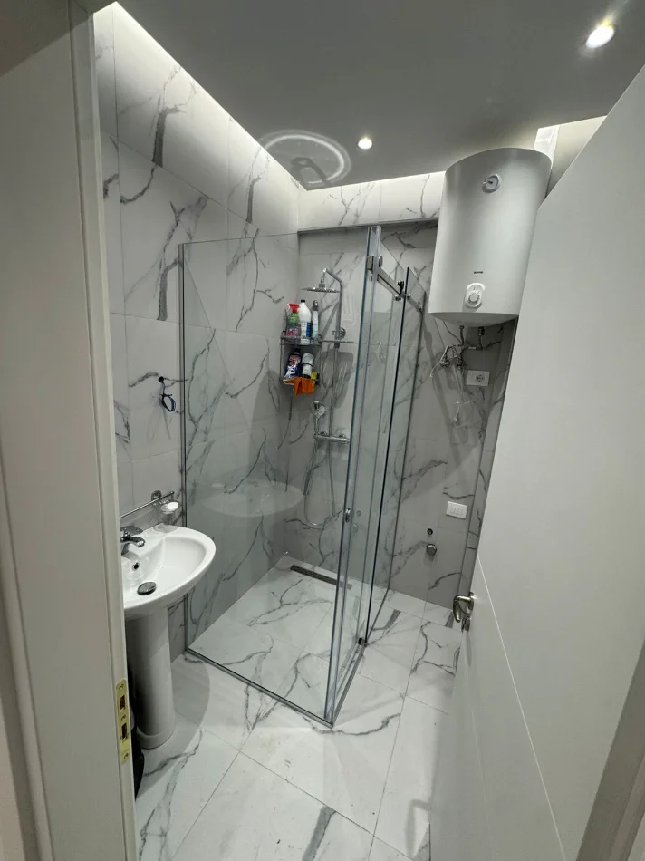 Tirane, jepet me qera apartament 2+1 Kati 6, 110 m² 