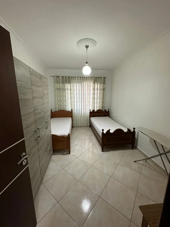 Tirane, jepet me qera apartament 2+1+Ballkon Kati 2, 100 m² 600 € (Rruga Abaz Ermenji)