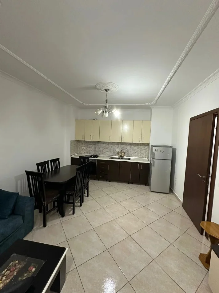 Tirane, jepet me qera apartament 2+1+Ballkon Kati 2, 100 m² 600 € (Rruga Abaz Ermenji)