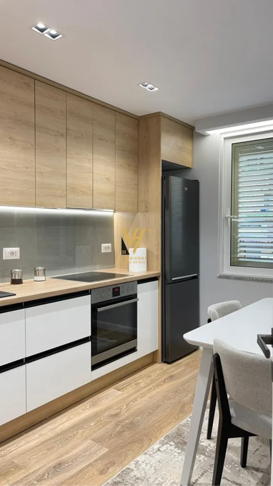Tirane, jepet me qera apartament 1+1+Ballkon Kati 2, 75 m² 820 € (BLLOK)