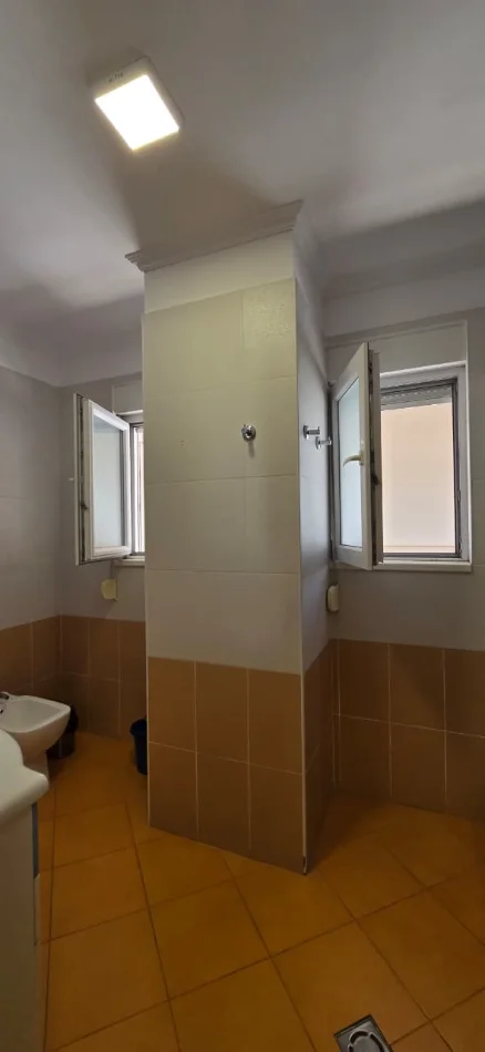 Tirane, jepet me qera apartament 1+1+Ballkon Kati 8, 68 m² 630 € (Kontakti)