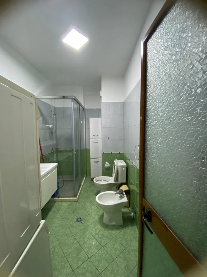 Tirane, jepet me qera apartament 2+1+Ballkon Kati 5, 84 m² 530 € 