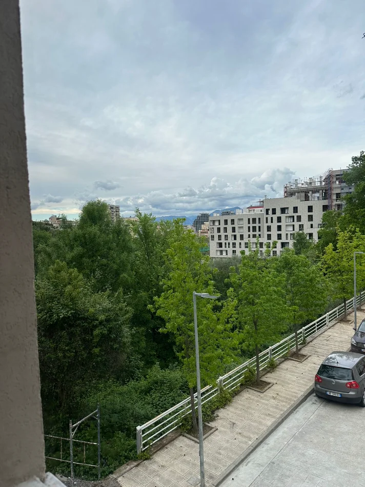 Tirane, jepet me qera apartament 1+1+Ballkon Kati 2, 67 m² 500 € (Kopshti botanik)