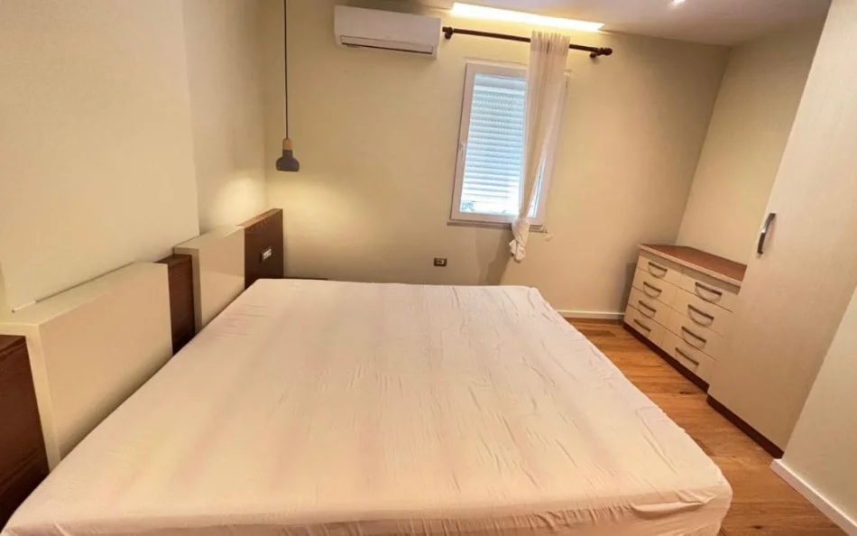 Tirane, jepet me qera apartament 3+1 Kati 3, 100 m² (qender)