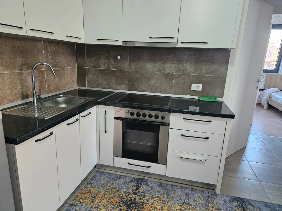 Tirane, jepet me qera apartament 2+1+Ballkon Kati 4, 85 m² 550 € 