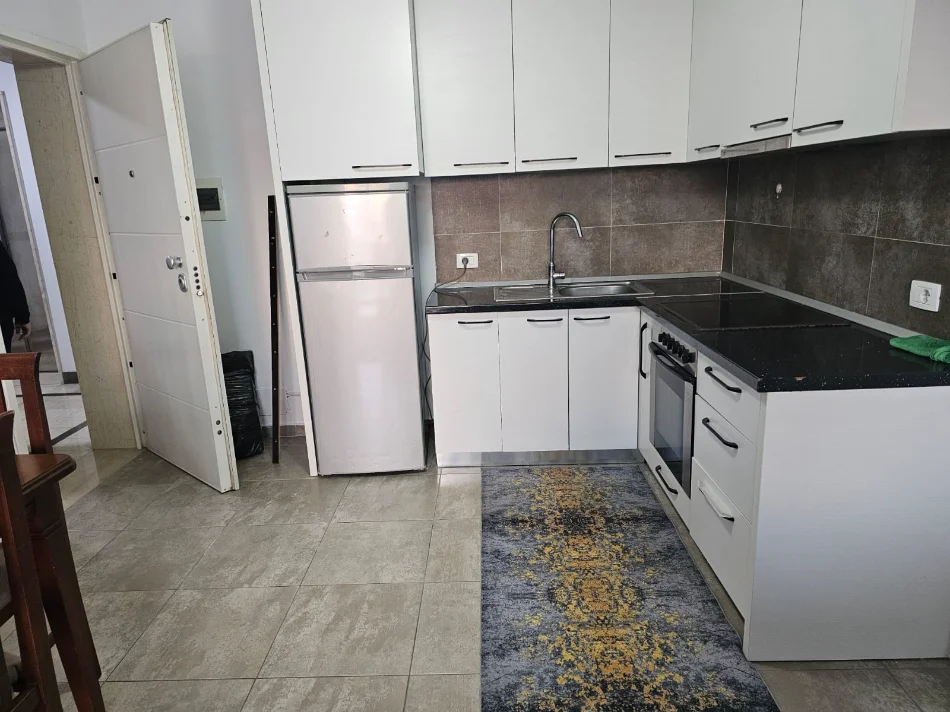 Tirane, jepet me qera apartament 2+1+Ballkon Kati 4, 85 m² 550 € 