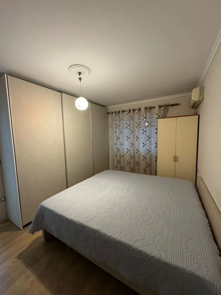 Tirane, jepet me qera apartament 1+1 Kati 4, 450 € (vasil shanto)