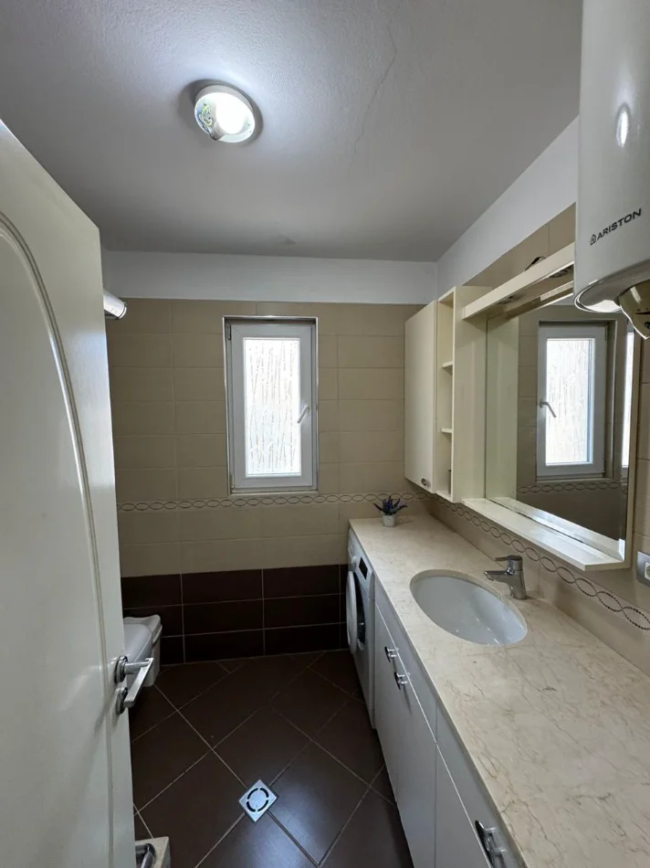Tirane, jepet me qera apartament 1+1 Kati 4, 450 € (vasil shanto)