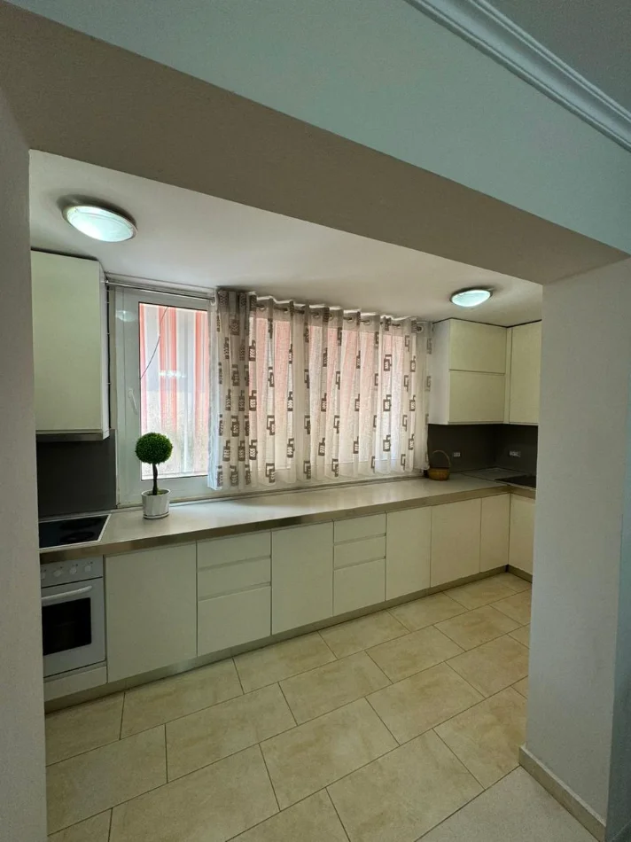 Tirane, jepet me qera apartament 1+1 Kati 4, 450 € (vasil shanto)