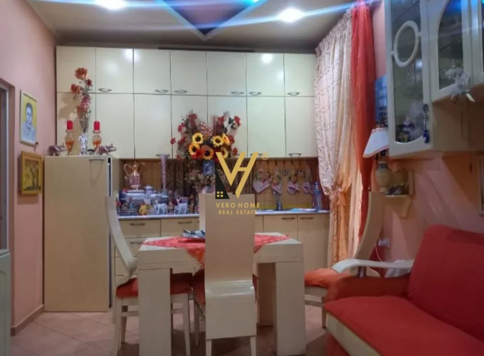 Tirane, jepet me qera apartament 1+1+Ballkon Kati 4, 75 m² 520 € (BLLOK)