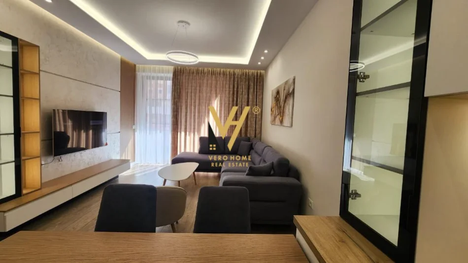 Tirane, jepet me qera apartament 1+1+Ballkon Kati 2, 75 m² 850 € (KOMUNA E PARISIT)