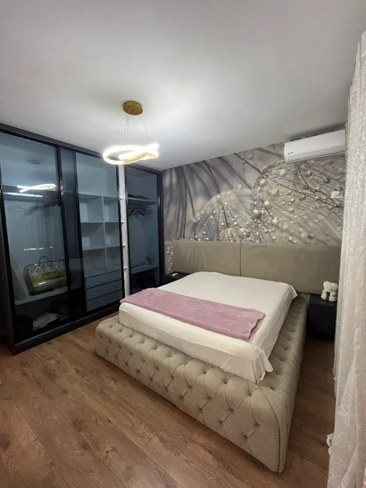 Tirane, jepet me qera apartament 1+1 Kati 3, 600 € (RR. BILL KLINTON)