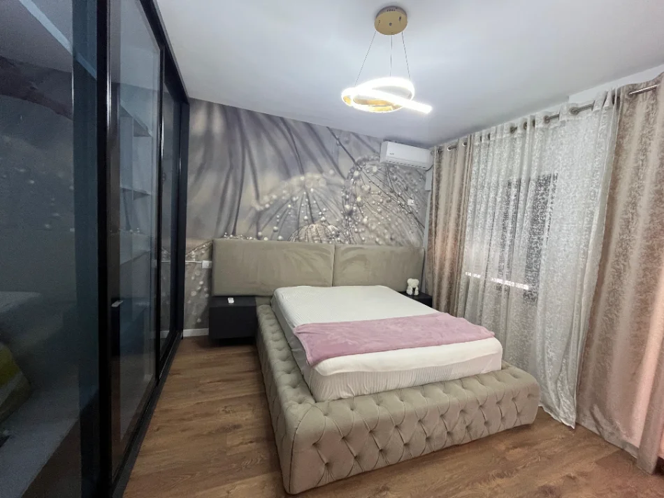 Tirane, jepet me qera apartament 1+1 Kati 3, 600 € (RR. BILL KLINTON)