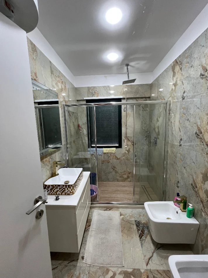Tirane, jepet me qera apartament 1+1 Kati 3, 600 € (RR. BILL KLINTON)