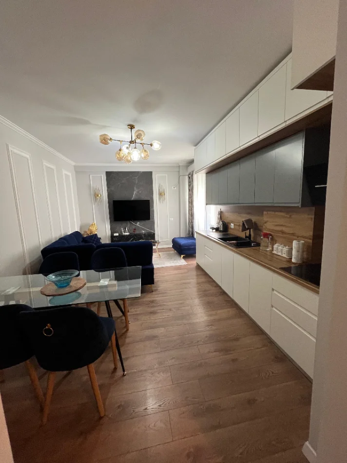 Tirane, jepet me qera apartament 1+1 Kati 3, 600 € (RR. BILL KLINTON)
