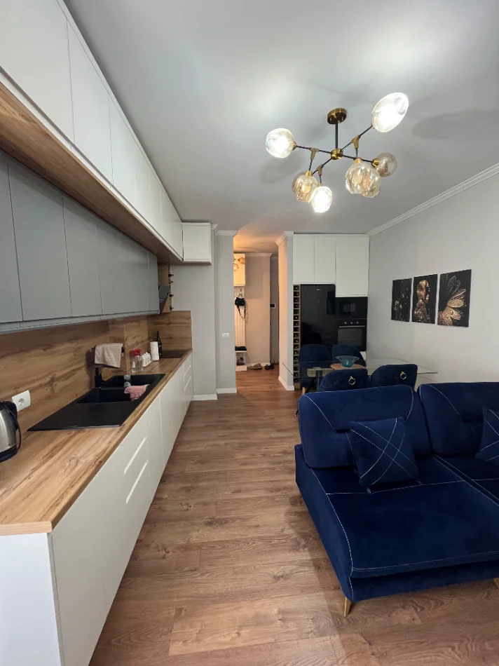 Tirane, jepet me qera apartament 1+1 Kati 3, 600 € (RR. BILL KLINTON)