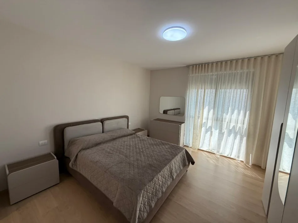 Tirane, jepet me qera apartament 2+1 Kati 5, 750 € (CASA ITALIA)