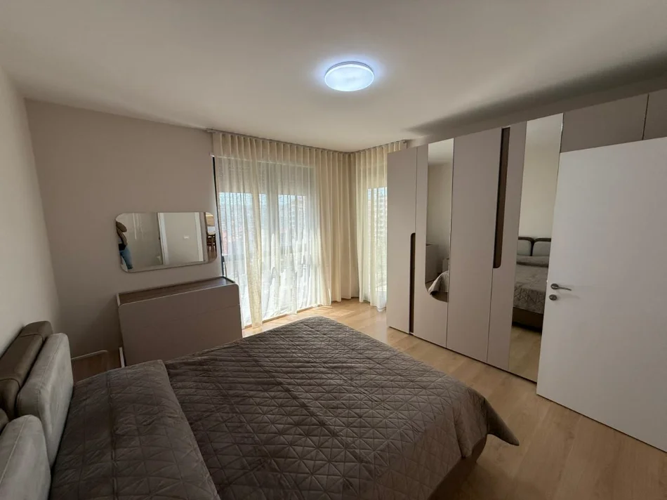 Tirane, jepet me qera apartament 2+1 Kati 5, 750 € (CASA ITALIA)