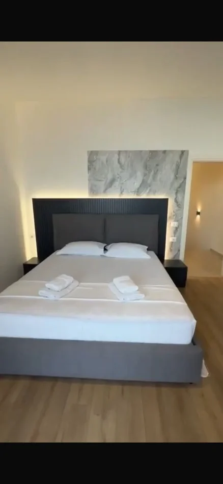 Në Green Coast ofrohet për shitje një krah i Twin Villa, totalisht i pabanuar dhe i mobiluar në mënyrë moderne, i menduar për ata që kërkojnë më shumë