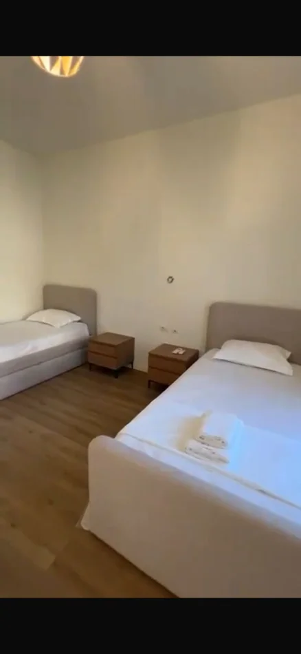 Në Green Coast ofrohet për shitje një krah i Twin Villa, totalisht i pabanuar dhe i mobiluar në mënyrë moderne, i menduar për ata që kërkojnë më shumë