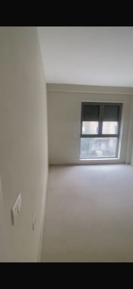 Në një nga zonat më të kërkuara të Tiranës, te Shkolla e Kuqe / Pazari i Ri, ofrohet për shitje apartament 1+1 në pallat të ri të vitit 2025.