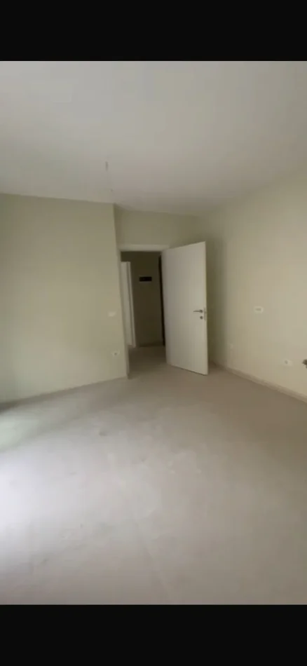 Në një nga zonat më të kërkuara të Tiranës, te Shkolla e Kuqe / Pazari i Ri, ofrohet për shitje apartament 1+1 në pallat të ri të vitit 2025.