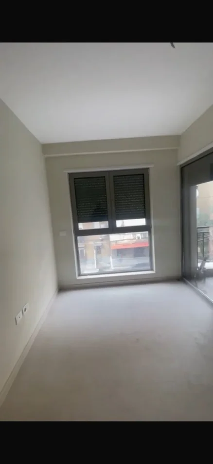 Në një nga zonat më të kërkuara të Tiranës, te Shkolla e Kuqe / Pazari i Ri, ofrohet për shitje apartament 1+1 në pallat të ri të vitit 2025.