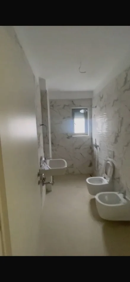 Në një nga zonat më të kërkuara të Tiranës, te Shkolla e Kuqe / Pazari i Ri, ofrohet për shitje apartament 1+1 në pallat të ri të vitit 2025.