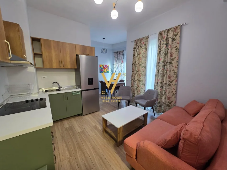 Tirane, jepet me qera apartament 1+1+Ballkon Kati 5, 50 m² 470 € (ALI DEMI)