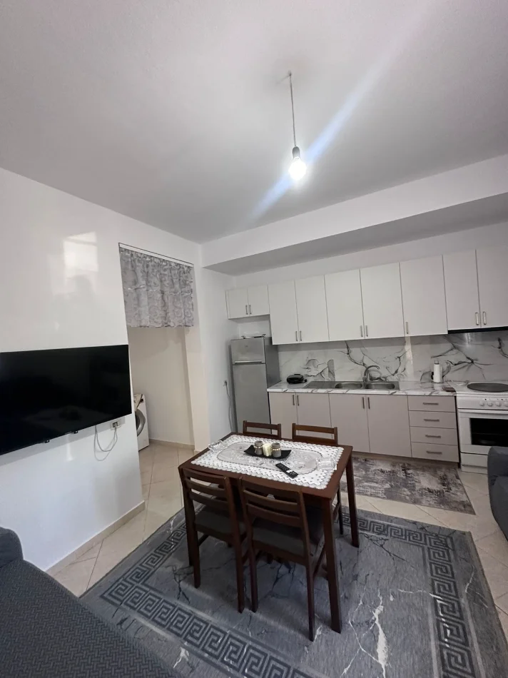 Tirane, jepet me qera apartament 1+1 Kati 1, 65 m² 400 € (astir)