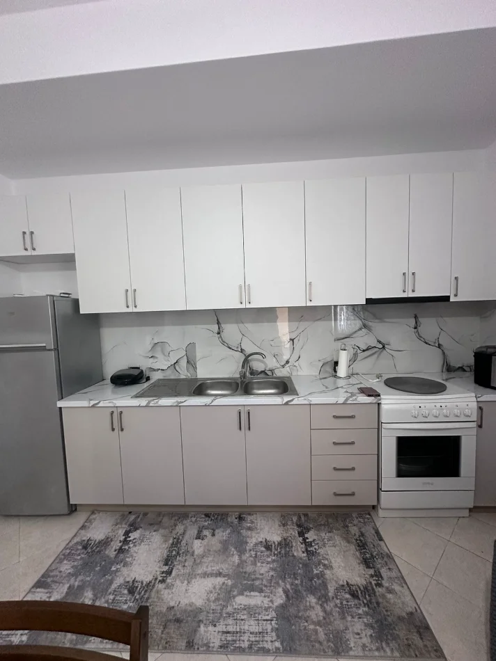 Tirane, jepet me qera apartament 1+1 Kati 1, 65 m² 400 € (astir)