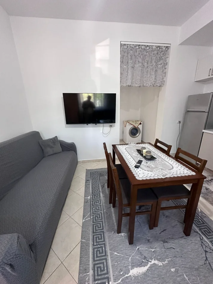 Tirane, jepet me qera apartament 1+1 Kati 1, 65 m² 400 € (astir)