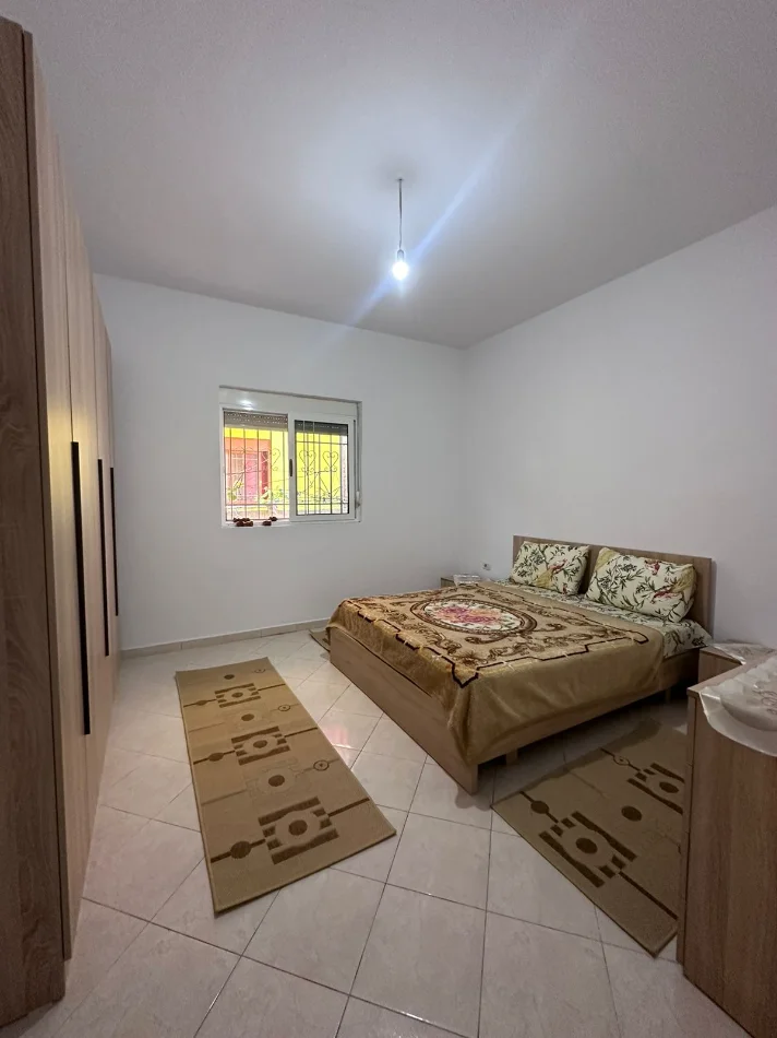 Tirane, jepet me qera apartament 1+1 Kati 1, 65 m² 400 € (astir)