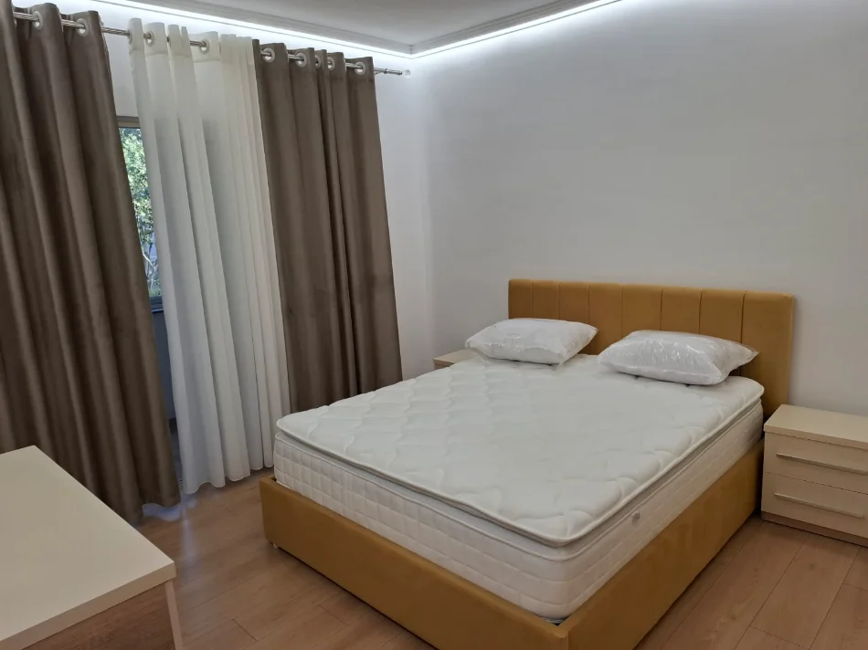 Tirane, jepet me qera apartament 1+1+Ballkon Kati 3, 550 € (Stacioni i Trenit)
