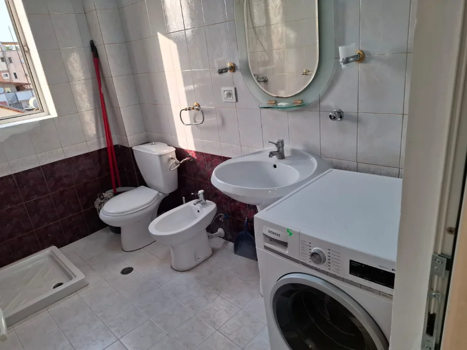 Tirane, jepet me qera apartament 1+1+Ballkon Kati 3, 550 € (Stacioni i Trenit)