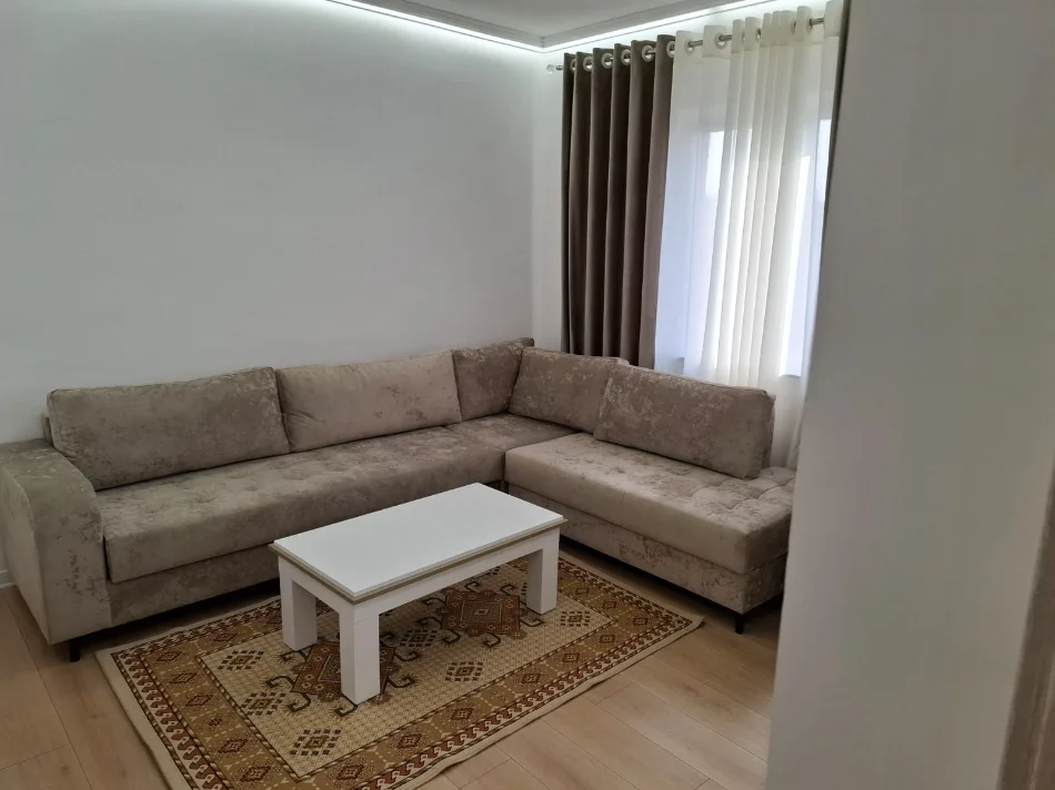 Tirane, jepet me qera apartament 1+1+Ballkon Kati 3, 550 € (Stacioni i Trenit)