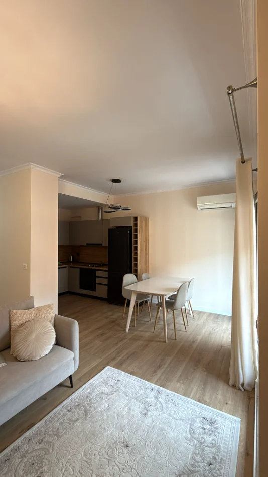 Tirane, jepet me qera apartament 2+1+Ballkon Kati 4, 90 m² 1.000 € (Kompleksi Delijorgji)