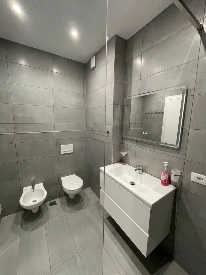 Tirane, jepet me qera apartament 1+1 Kati 3, 850 € (Kompleksi Olimpik)