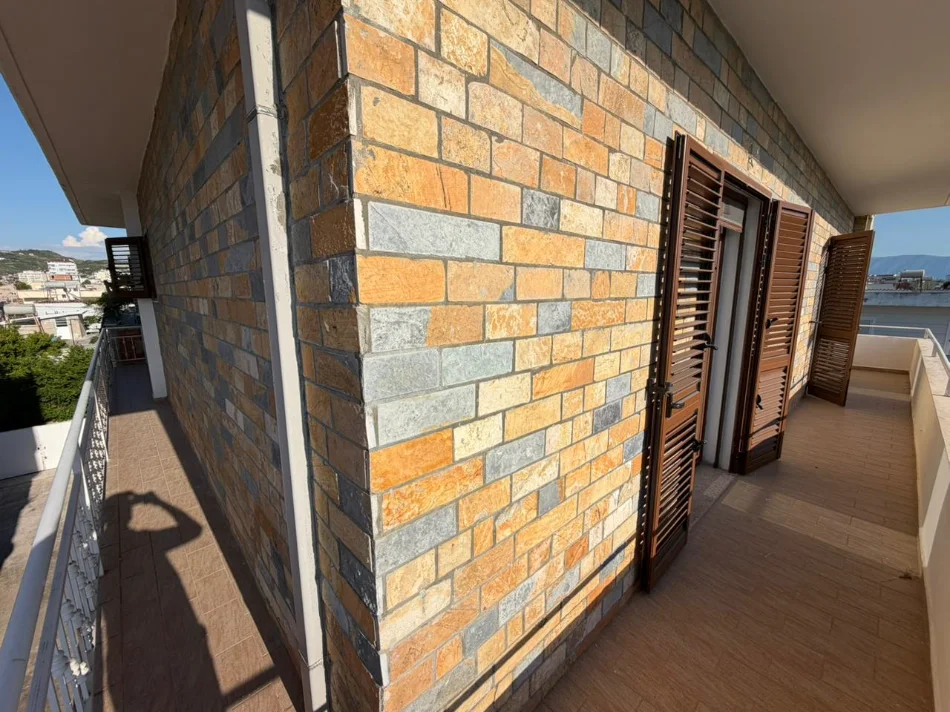 Vlore, jepet me qera Vile 3+1+Ballkon Kati 3, 110 m² 500 € (Rruga Sokrat Leka)