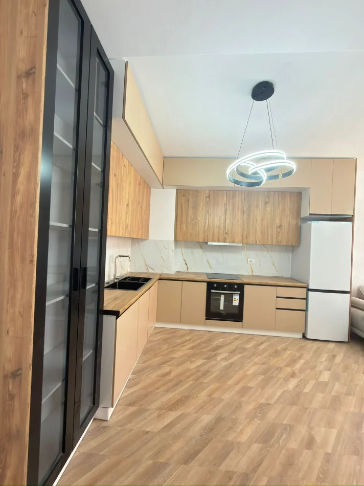 Tirane, jepet me qera apartament 2+1+Ballkon Kati 4, 100 m² 600 € (Urban Gate) Astir
