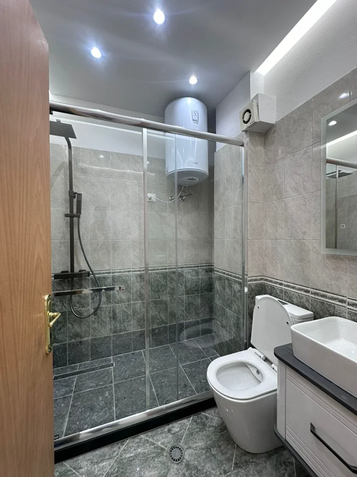 Tirane, jepet me qera apartament 2+1+Ballkon Kati 2, 110 m² 600 € (astir)