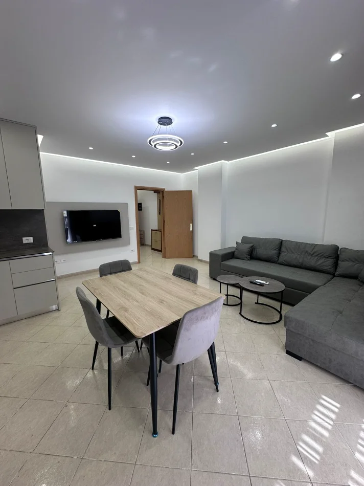 Tirane, jepet me qera apartament 2+1+Ballkon Kati 2, 110 m² 600 € (astir)