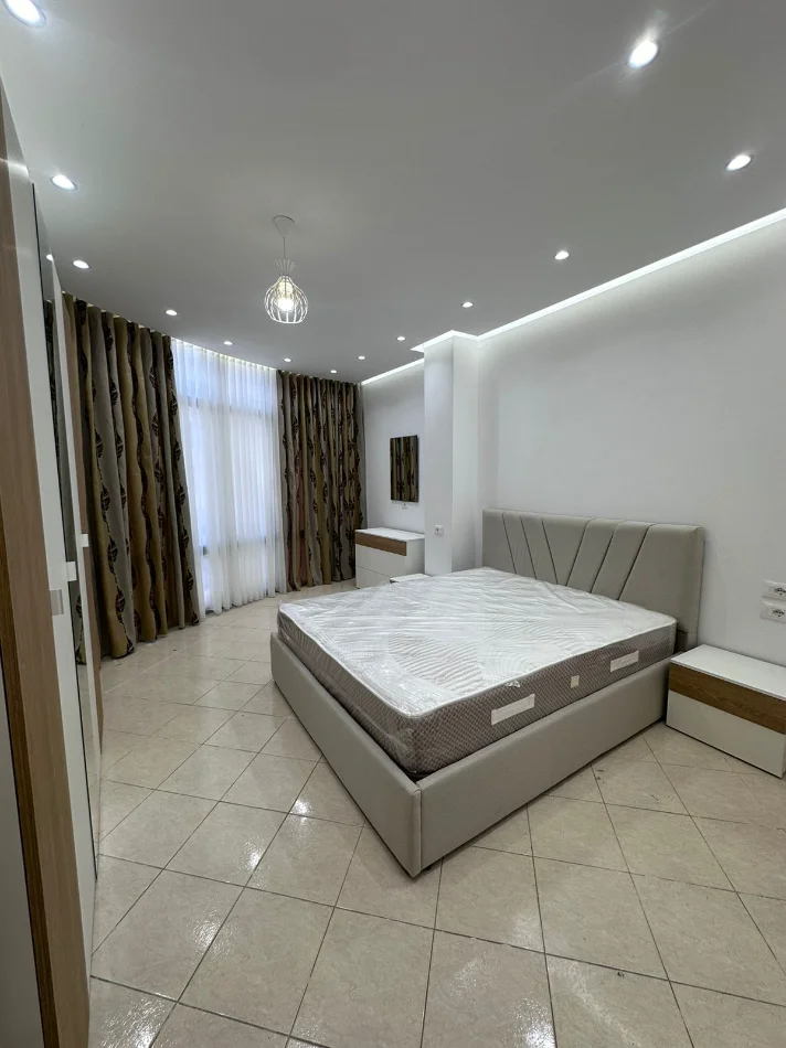 Tirane, jepet me qera apartament 2+1+Ballkon Kati 2, 110 m² 600 € (astir)