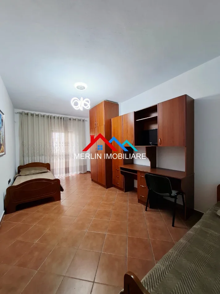Tirane, jepet me qera apartament 2+1+Ballkon Kati 3, 110 m² 630 € (RRUGA E KAVAJES)