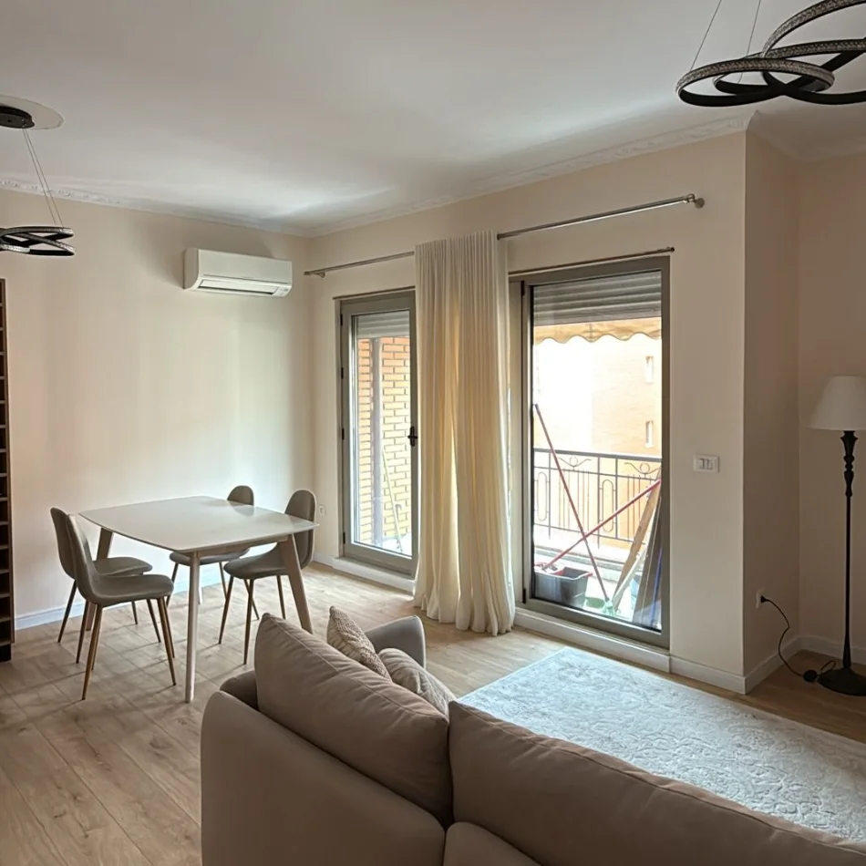 Tirane, jepet me qera 2+1+Ballkon , (Kompleksi Delijorgji)