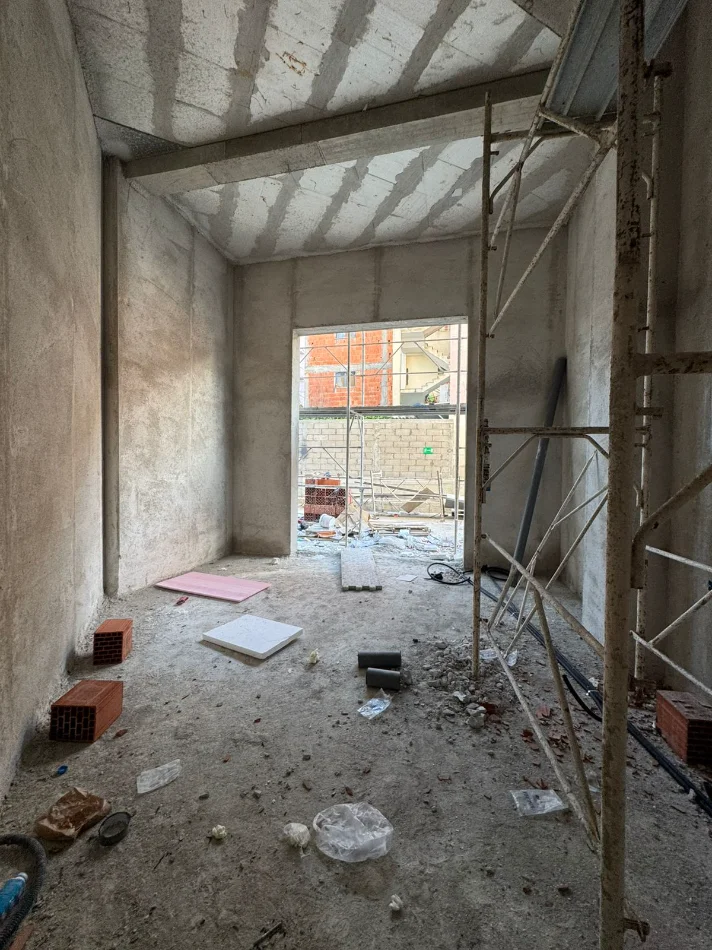 Tirane, shitet dyqan Kati 0, 32 m² 87.000 € (MIHAL GRAMENO)